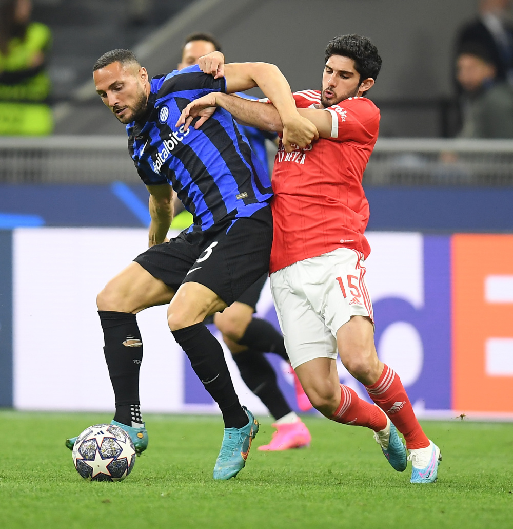 答案先由 答案先由